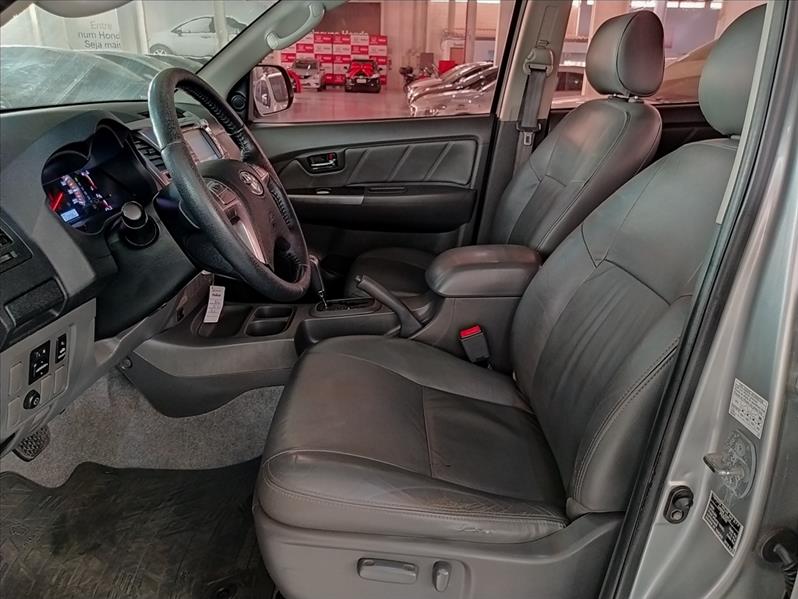 TOYOTA HILUX - 8