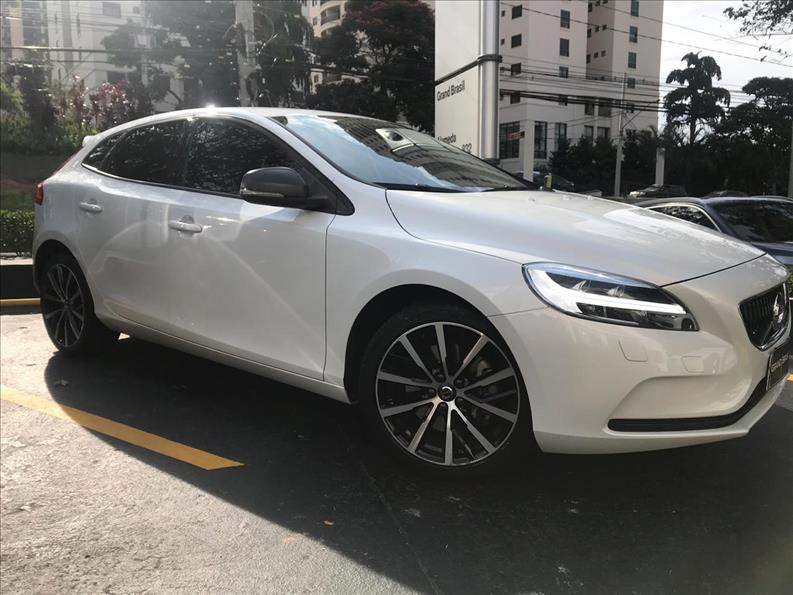 VOLVO V40 2.0 T4 Momentum