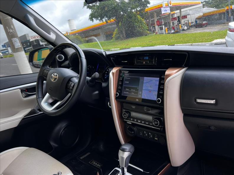 TOYOTA  HILUX SW4   2.8 SRX Diamond 4X4 7 Lugares 16V Turbo Inte