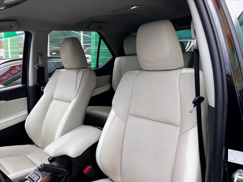 TOYOTA  HILUX SW4   2.8 SRX Diamond 4X4 7 Lugares 16V Turbo Inte