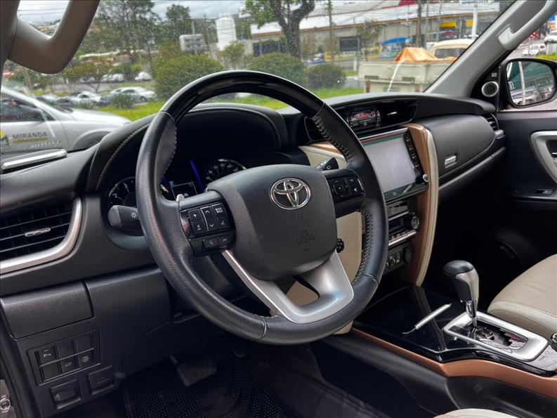 TOYOTA  HILUX SW4   2.8 SRX Diamond 4X4 7 Lugares 16V Turbo Inte