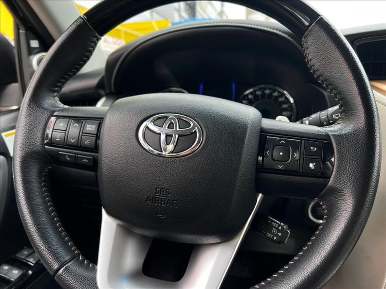 TOYOTA  HILUX SW4   2.8 SRX Diamond 4X4 7 Lugares 16V Turbo Inte