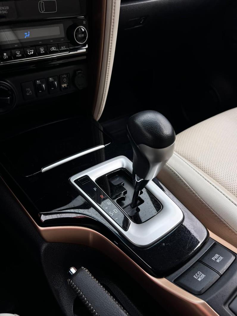 TOYOTA  HILUX SW4   2.8 SRX Diamond 4X4 7 Lugares 16V Turbo Inte