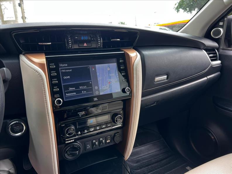 TOYOTA  HILUX SW4   2.8 SRX Diamond 4X4 7 Lugares 16V Turbo Inte