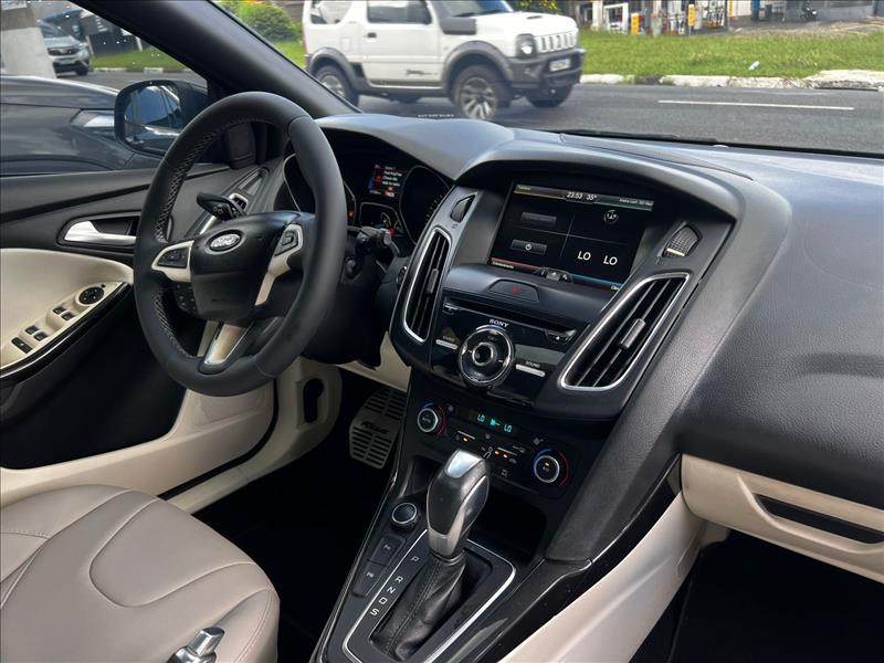 FORD  FOCUS   2.0 Titanium Fastback 16V 