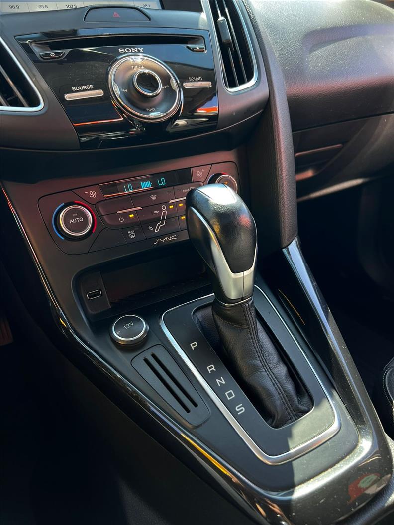 FORD  FOCUS   2.0 Titanium Fastback 16V 