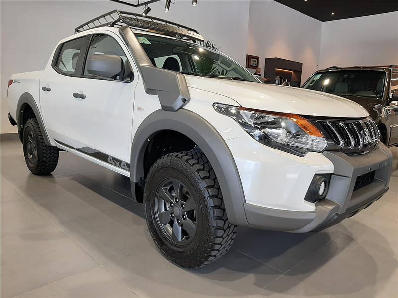 L200 TRITON 2.4 16V Turbo Savana GLS CD 4X4 L200 TRITON 2.4 16V Turbo Savana GLS CD 4X4