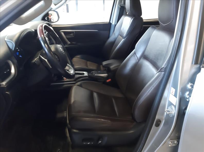  HILUX SW4  2.7 SRV 7 Lugares 4X2 16V 