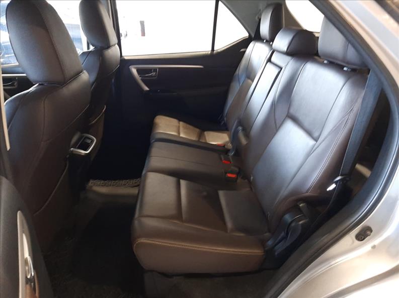  HILUX SW4  2.7 SRV 7 Lugares 4X2 16V 