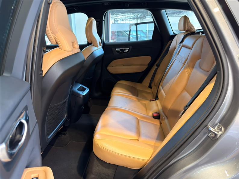  XC60  2.0 T5 Momentum AWD Geartronic 11