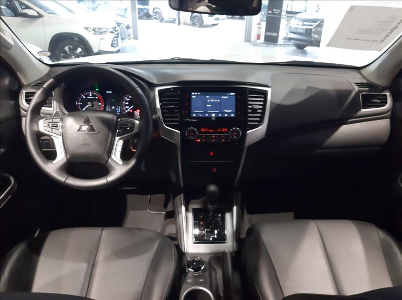 L200 TRITON  2.4 16V Turbo Sport HPE CD 4X4 8  L200 TRITON  2.4 16V Turbo Sport HPE CD 4X4 8