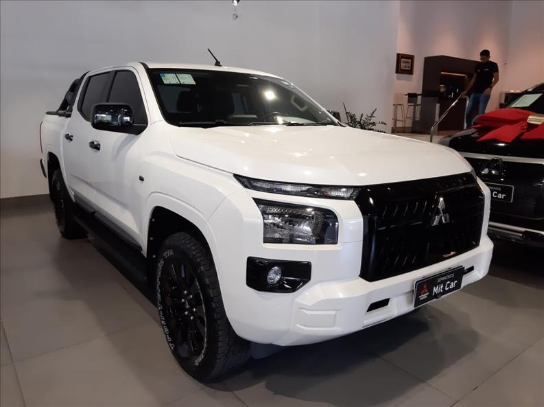 TRITON 2.4 Biturbo CD GLS 4X4 TRITON 2.4 Biturbo CD GLS 4X4