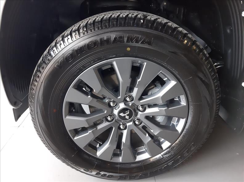 TRITON  2.4 Biturbo CD Hpe-s 4X4 8  TRITON  2.4 Biturbo CD Hpe-s 4X4 8