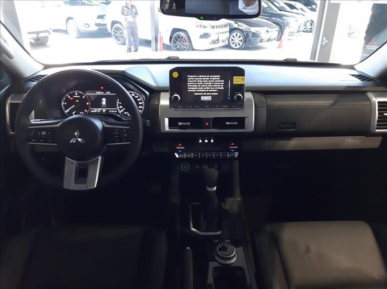 TRITON  2.4 Biturbo CD Hpe-s 4X4 9  TRITON  2.4 Biturbo CD Hpe-s 4X4 9