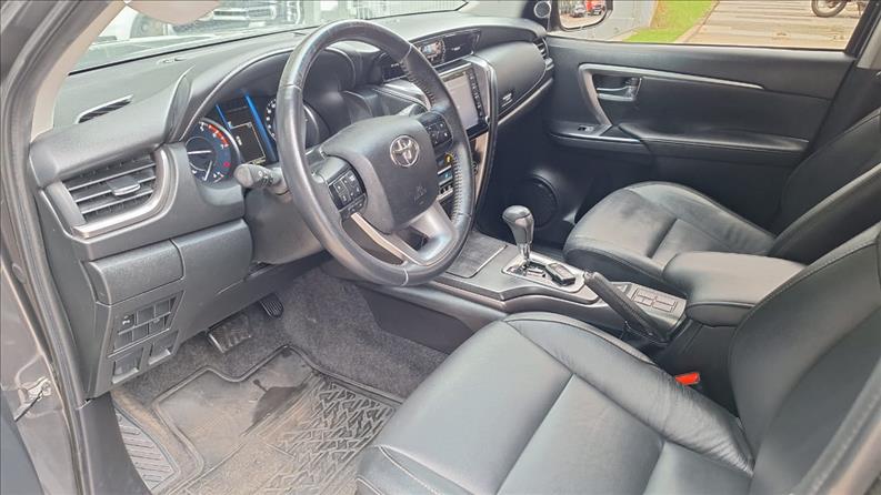  HILUX SW4  2.7 VVT-I SRV 7L 4X2 9