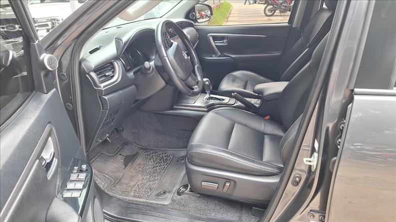  HILUX SW4  2.7 VVT-I SRV 7L 4X2 10