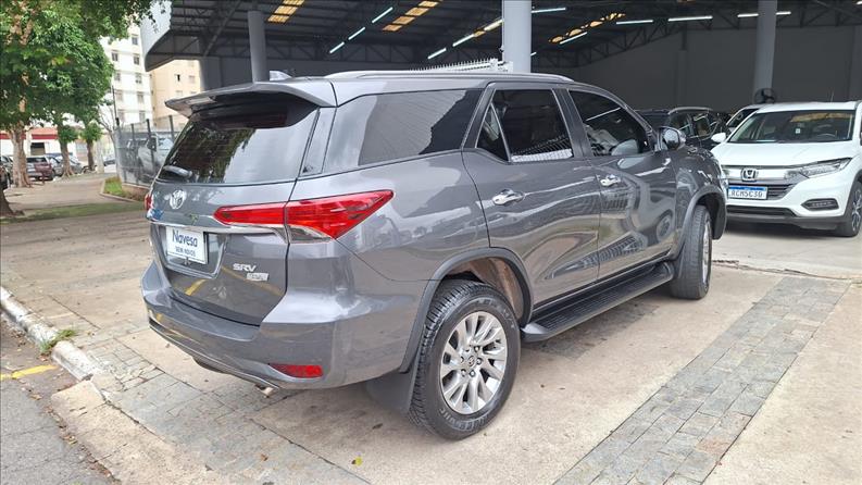  HILUX SW4  2.7 VVT-I SRV 7L 4X2 8