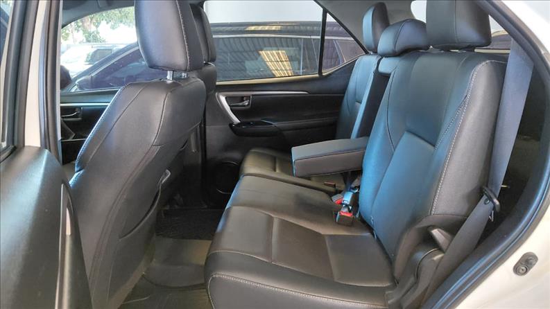  HILUX SW4  2.8 D-4d Turbo SRX 7L 4X4 5