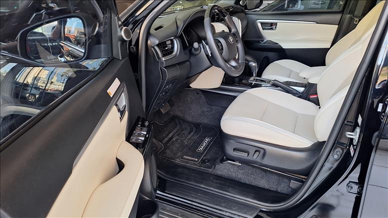  HILUX SW4  2.8 D-4d Turbo Diamond 7L 4X4 1