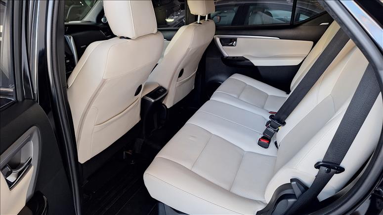  HILUX SW4  2.8 D-4d Turbo Diamond 7L 4X4 4