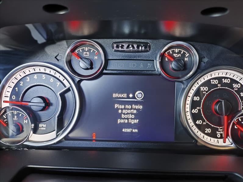  CLASSIC  5.7 V8 Laramie CD 4X4 6