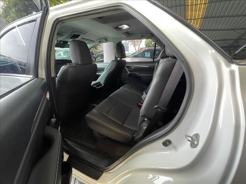  HILUX SW4  2.8 D-4d Turbo SRX 7L 4X4 8