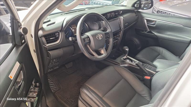  HILUX SW4  2.8 D-4d Turbo SRX 7L 4X4 9