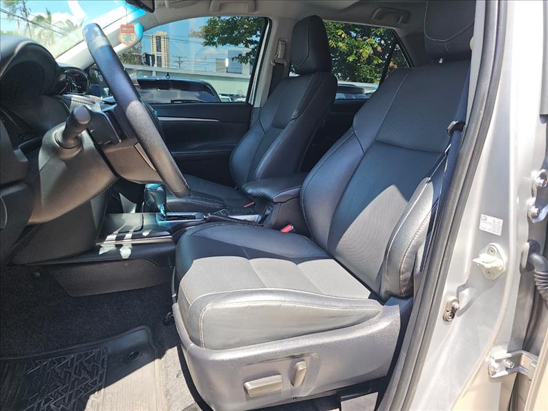  HILUX SW4  2.8 D-4d Turbo SRX 7L 4X4 4