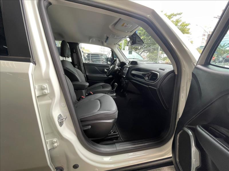  RENEGADE  1.3 T270 Turbo Longitude 8