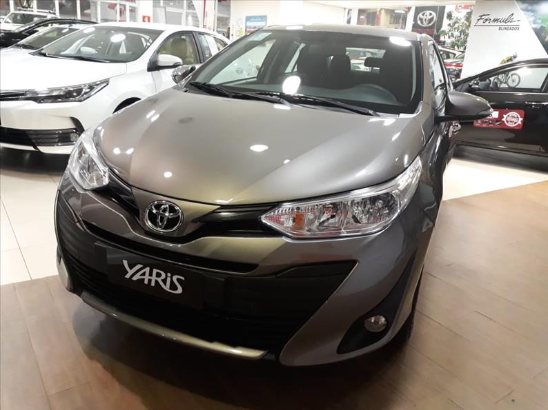 TOYOTA YARIS 1.5 16V Sedan XL
