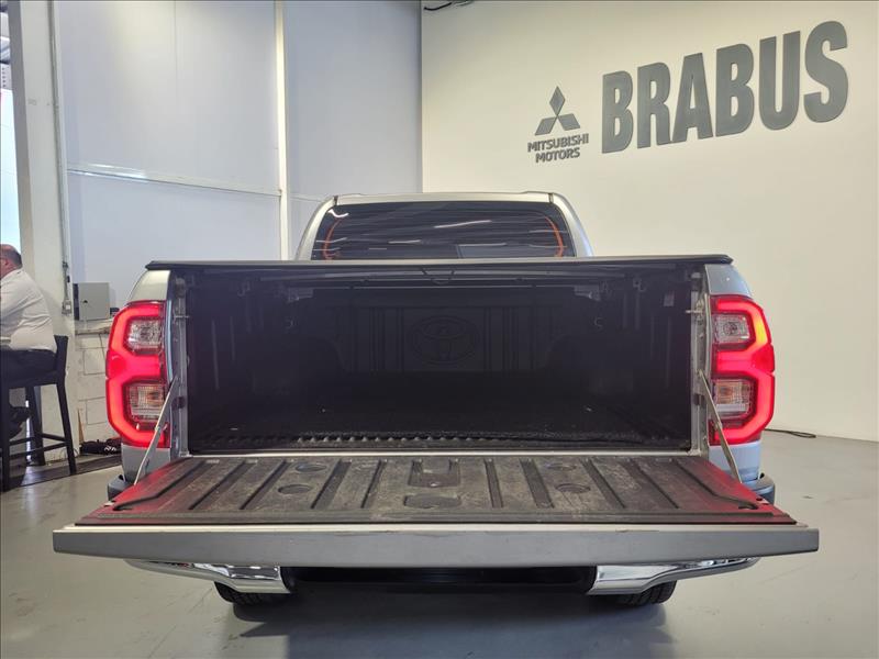 Toyota-HILUX-2.8 D-4d Turbo CD SRX 4X4