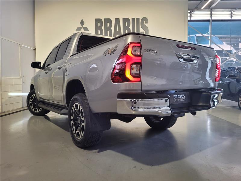 Toyota-HILUX-2.8 D-4d Turbo CD SRX 4X4