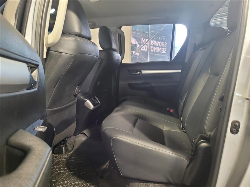 Toyota-HILUX-2.8 D-4d Turbo CD SRX 4X4