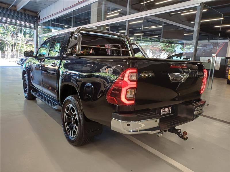 Toyota-HILUX-2.8 D-4d Turbo CD SRX 4X4