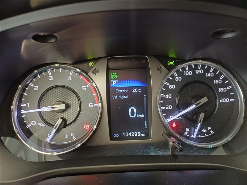 Toyota-HILUX-2.8 D-4d Turbo CD SRX 4X4