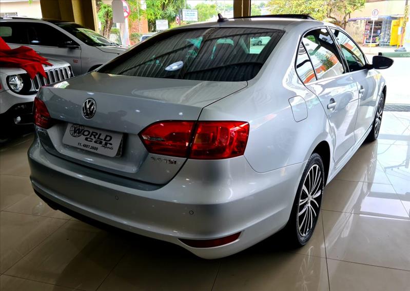 VOLKSWAGEN JETTA 2.0 TSI Highline 211cv VOLKSWAGEN JETTA 2.0 TSI Highline 211cv