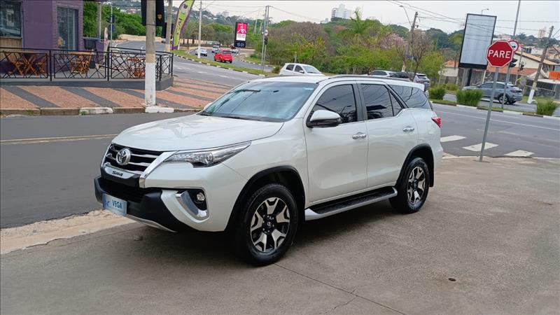 TOYOTA HILUX SW4 2.8 SRX Diamond 4X4 7 Lugares 16V Turbo IntercoolerVega Veículos - Venda de Carros Novos e Semi Novos