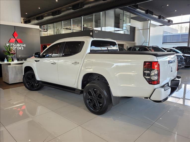 Mitsubishi-L200 TRITON-2.4 16V Turbo Sport Hpe-s CD 4X4