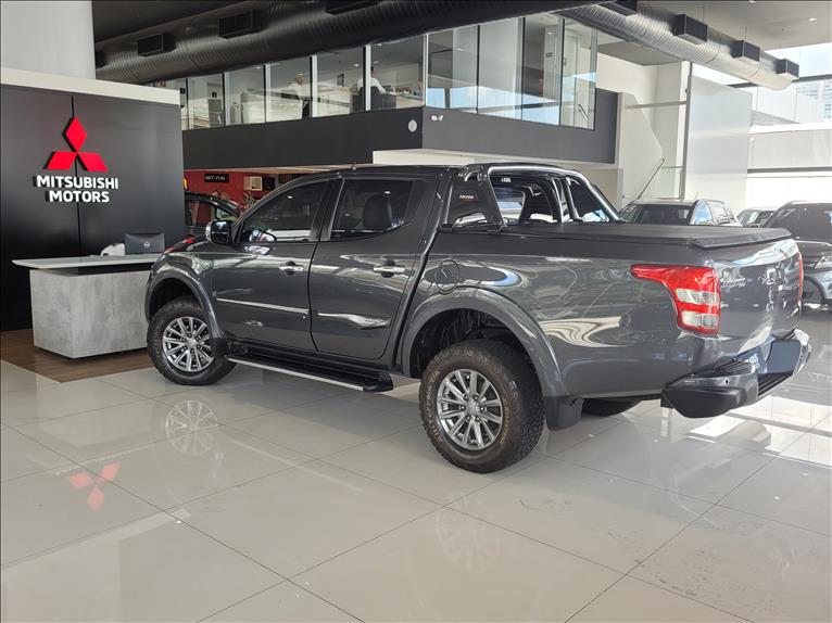 Mitsubishi-L200 TRITON-2.4 16V Turbo Sport Hpe-s CD 4X4