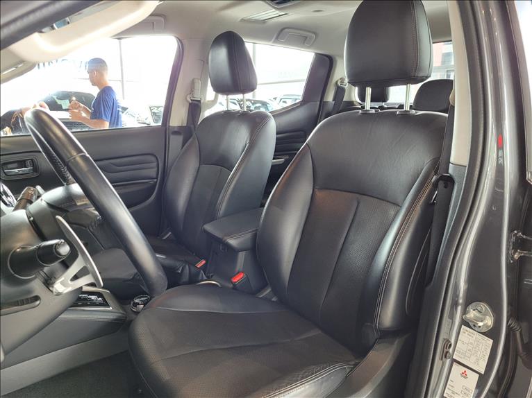 Mitsubishi-L200 TRITON-2.4 16V Turbo Sport Hpe-s CD 4X4