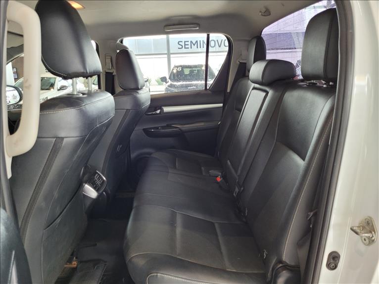 Toyota-HILUX-2.8 D-4d Turbo CD SRX 4X4