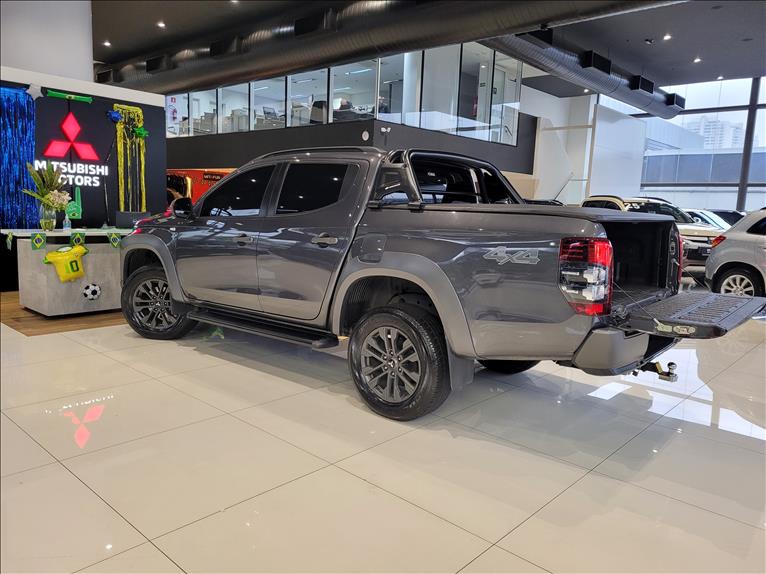 Mitsubishi-L200 TRITON-2.4 16V Turbo Sport Outdoor GLS CD 4X4