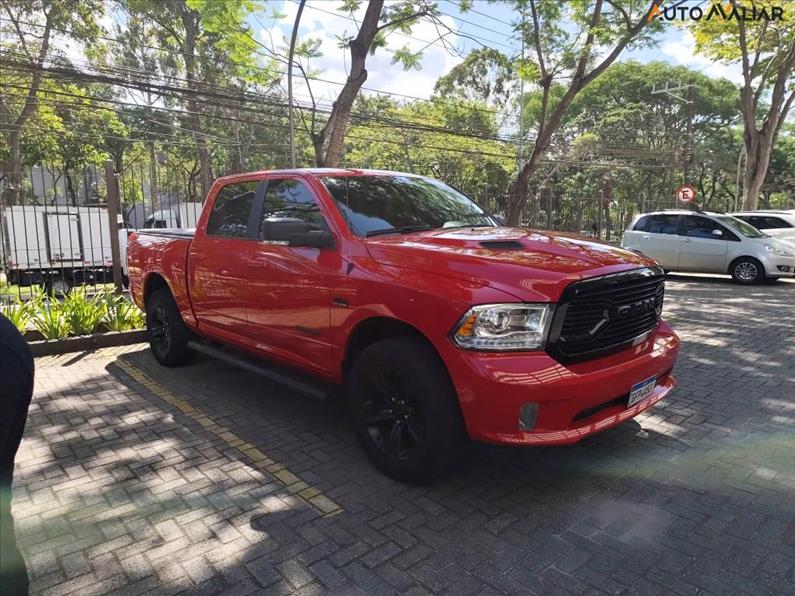 5.7 V8 Laramie CD 4X4