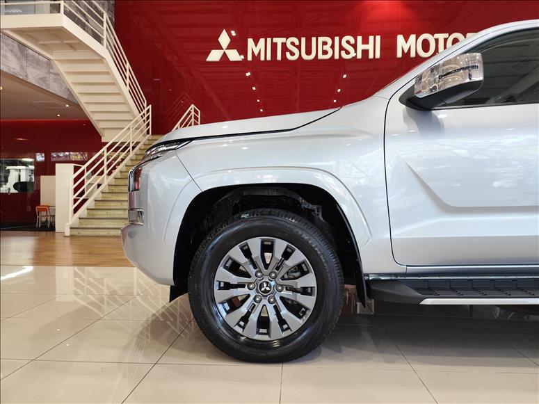 Mitsubishi-TRITON-2.4 Biturbo CD Hpe-s 4X4