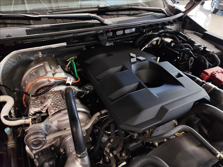Mitsubishi-TRITON-2.4 Biturbo CD Hpe-s 4X4