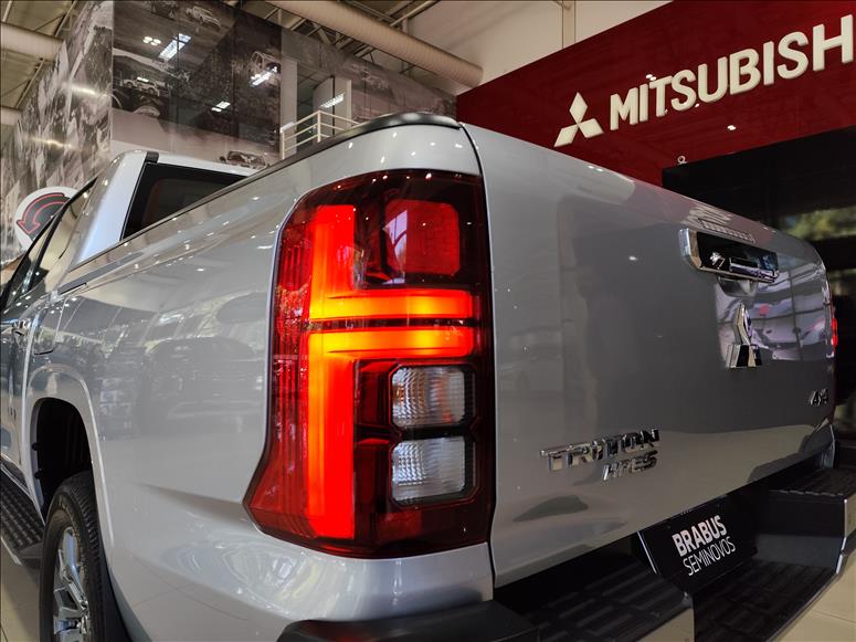 Mitsubishi-TRITON-2.4 Biturbo CD Hpe-s 4X4