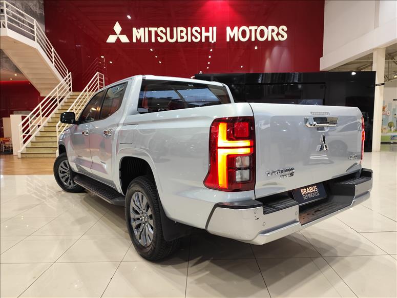 Mitsubishi-TRITON-2.4 Biturbo CD Hpe-s 4X4