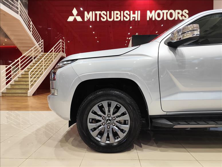 Mitsubishi-TRITON-2.4 Biturbo CD Hpe-s 4X4