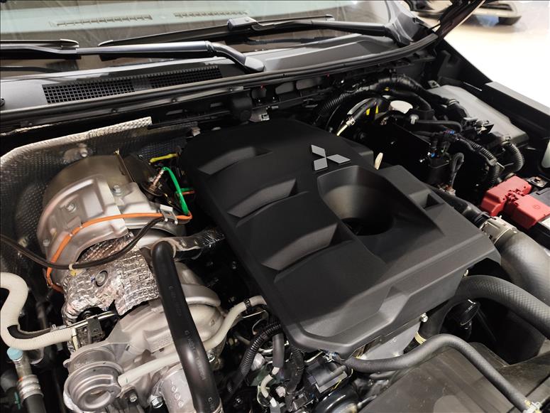 Mitsubishi-TRITON-2.4 Biturbo CD Katana 4X4