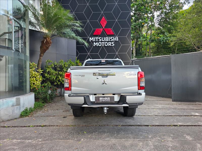 Mitsubishi-L200 TRITON-2.4 16V Turbo Sport Hpe-s CD 4X4
